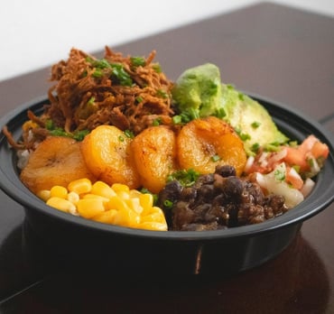 an image of a bowl of food on a table, comida casera